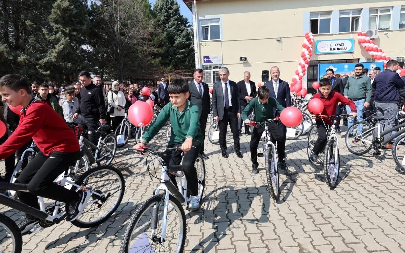 Afyonkarahisar Valisi Dr. Naci Aktaş’tan Öğrencilere Anlamlı Ödül - 3