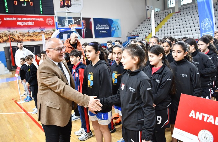 Okul Sporları Küçükler Kız-Erkek Basketbol Grup Müsabakaları, açılış seremonisinin ardından Prof. Dr. Veysel Eroğlu Spor Salonu’nda başladı - 1