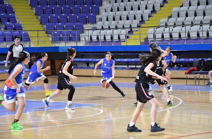 Okul Sporları Küçükler Kız-Erkek Basketbol Grup Müsabakaları, açılış seremonisinin ardından Prof. Dr. Veysel Eroğlu Spor Salonu’nda başladı - 2
