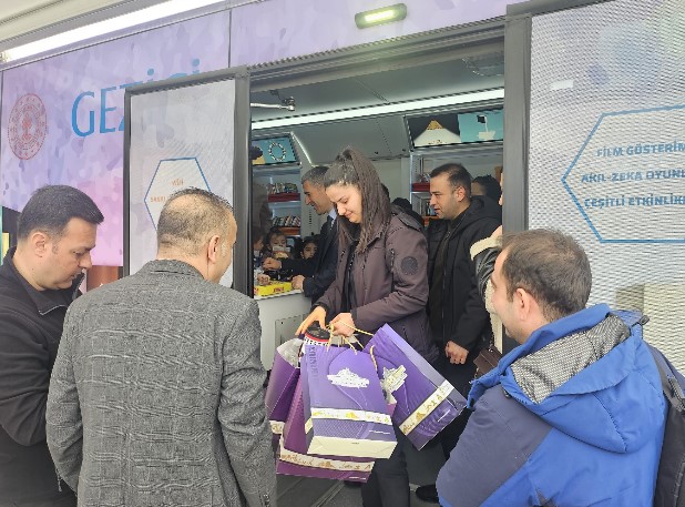 Afyonkarahisar’da 62. Kütüphaneler Haftası, Valilik himayelerinde düzenlenen programla başladı. Kent Meydanı’ndaki Gezici Kütüphane etkinliğine minik öğrenciler de katıldı. - 1