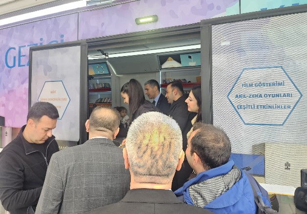 Afyonkarahisar’da 62. Kütüphaneler Haftası, Valilik himayelerinde düzenlenen programla başladı. Kent Meydanı’ndaki Gezici Kütüphane etkinliğine minik öğrenciler de katıldı. - 2