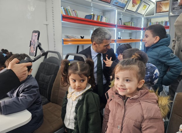 Afyonkarahisar’da 62. Kütüphaneler Haftası, Valilik himayelerinde düzenlenen programla başladı. Kent Meydanı’ndaki Gezici Kütüphane etkinliğine minik öğrenciler de katıldı. - 4