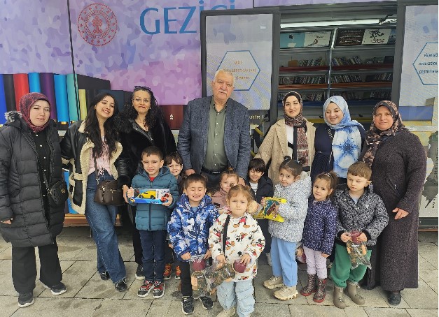 Afyonkarahisar’da 62. Kütüphaneler Haftası, Valilik himayelerinde düzenlenen programla başladı. Kent Meydanı’ndaki Gezici Kütüphane etkinliğine minik öğrenciler de katıldı. - 6