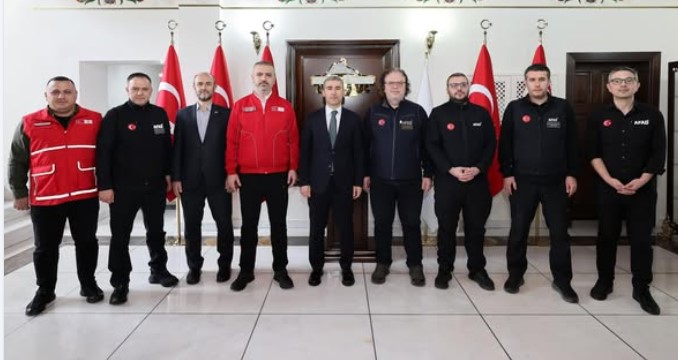Afyonkarahisar Valisi Dr. Naci Aktaş, AFAD ve Kızılay üst düzey yetkililerinden oluşan heyeti makamında kabul etti. - 2