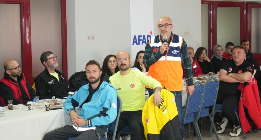 AFAD Başkan Yardımcısı Hamza TAŞDELEN Afyonkarahisar’da Arama kurtarma ve İnsani Yardım Dernekleriyle Buluştu - 4