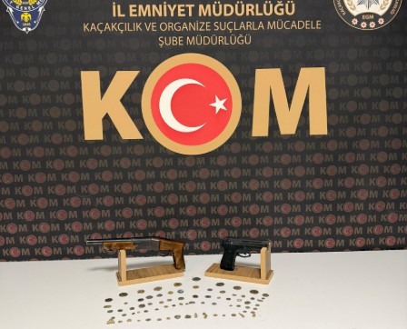 Afyonkarahisar’da Tarihi Eser Kaçakçılığı Operasyonu: 74 Sikke Ele Geçirildi - 1