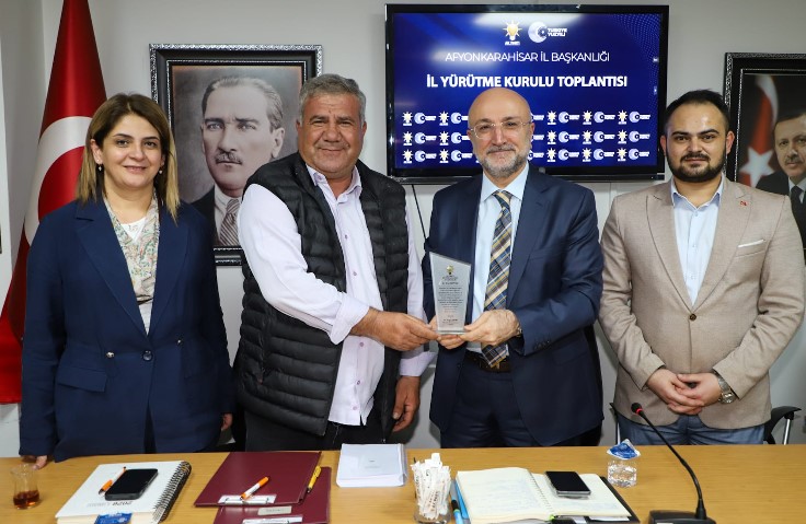 BAŞKAN ŞAHİN ÖZVERİLİ ÇALIŞAN YÖNETİM KURULU ÜYELERİNE TEŞEKKÜR PLAKETİ TAKDİM ETTİ - 1