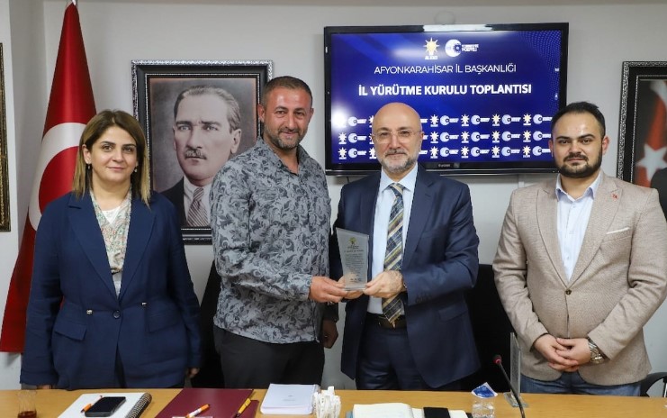 BAŞKAN ŞAHİN ÖZVERİLİ ÇALIŞAN YÖNETİM KURULU ÜYELERİNE TEŞEKKÜR PLAKETİ TAKDİM ETTİ - 3