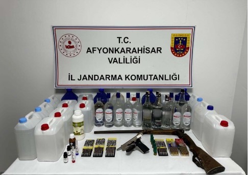 KAÇAK ALKOL VE SİLAHLAR ELE GEÇİRİLDİ - 1