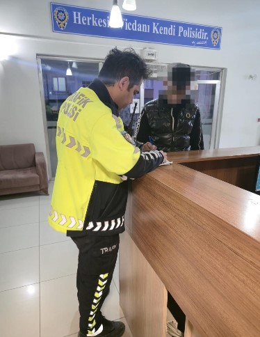 Afyon’da 13 Yaşındaki Kız Çocuğuna Çarpan Motosiklet Sürücüsü Yakalandı - 1