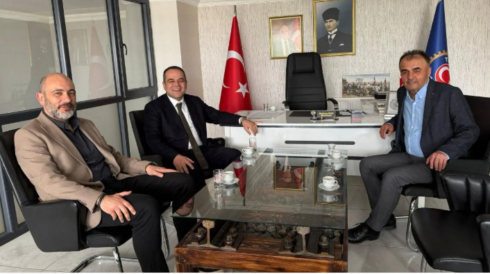 Artuk Şirketler Grubu Yönetim Kurulu Başkanı Önder Artuk ve iş insanı Osman Karabacak, Türk-İş  Şube Başkanı Muharrem Uslu’yu ziyaret etti