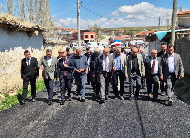 Çobanlar ilçesi Göynük köyünde başlatılan 4 kilometrelik sıcak asfalt serim programına katılarak çalışmaları yerinde inceledi.