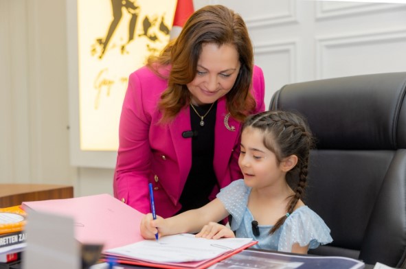 BAŞKAN KÖKSAL MAKAMINI MİNİK KIZ ÖGRENCİYE DEVRETTİ.