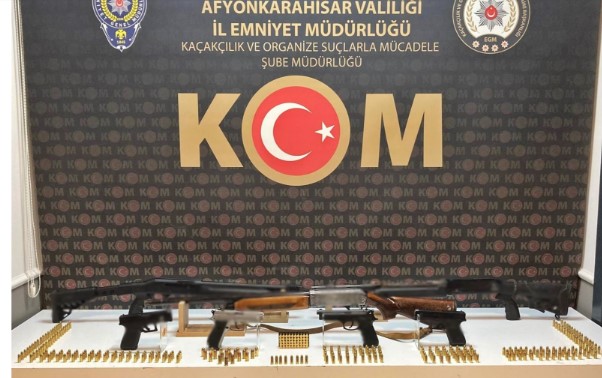 Afyonkarahisar’da Silah Operasyonu: 4 Tabanca ve 330 Fişek Ele Geçirildi