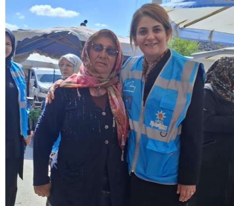 AK KADINLAR KANLICA PAZARI’NDA GÖNÜLLERE DOKUNDU