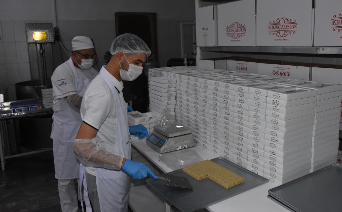 Türkiye'nin ilk "şekersiz çekme helva"sı Afyonkarahisar'da üretildi
