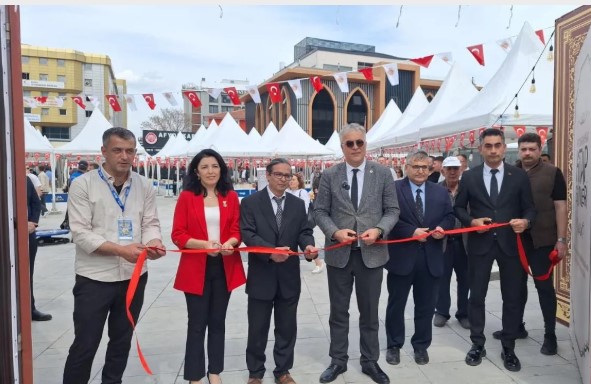 Afyonkarahisar’da “Afyonkarahisar Kitap Günleri” kapılarını kitapseverlere açtı.