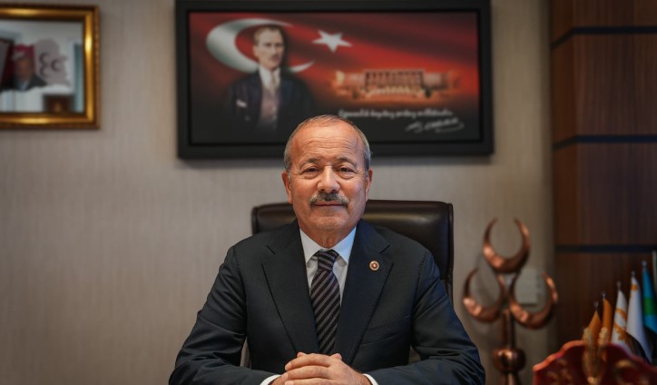 Türkiye’nin her kritik dönemecinde karşı cephede duran Ümit Özdağ ise tüm bunları milliyetçilik maskesi altında yapmaktadır